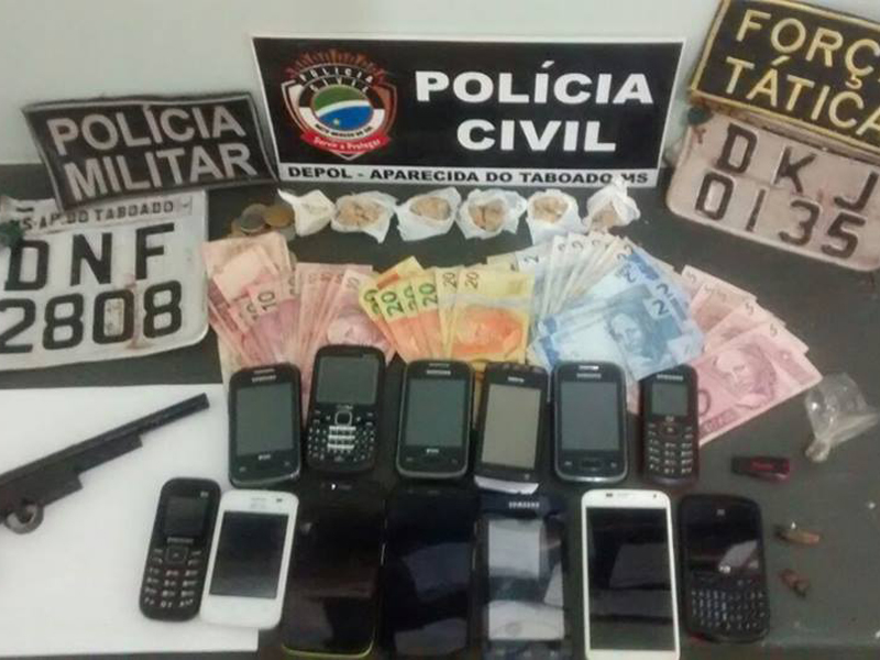 oram localizadas pedras de crack, diversos celulares, anotações da contabilidade do crime, dinheiro da venda de drogas e duas placas de veículos - Divulgação