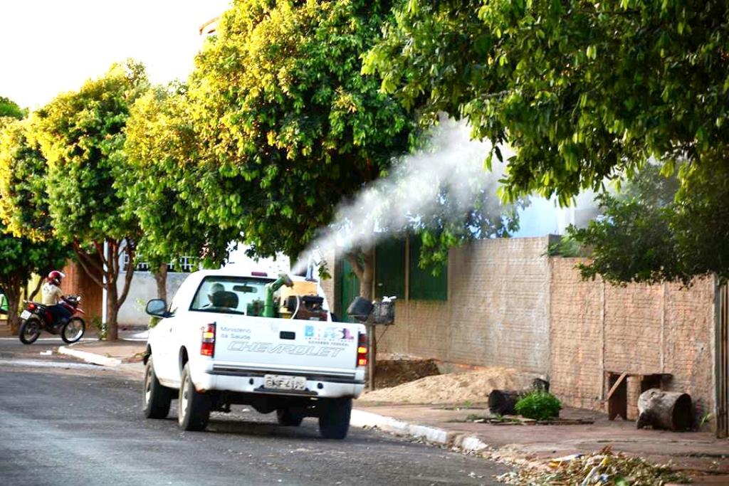 Borrifação é intensificada em bairros com maior incidência de dengue - Divulgação