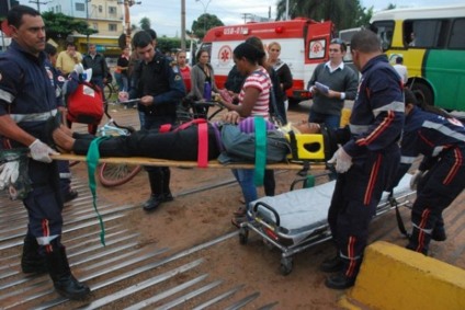 Equipe do Samu realiza atendimento a vítimas do trânsito -