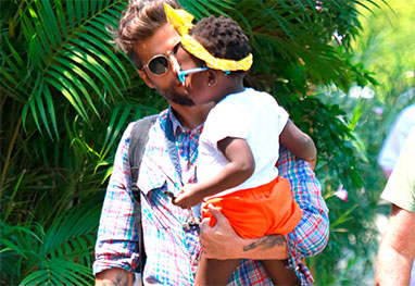 Papai presente! Bruno Gagliasso leva Titi para a escola