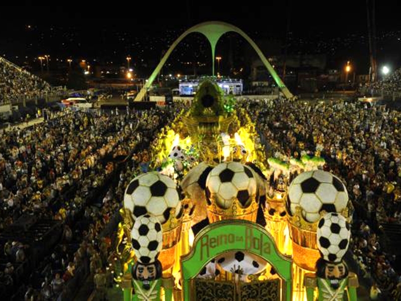Rio de Janeiro - Carro abre-alas da Imperatriz Leopoldinense, o Reino da Bola, levantou a Marquês de Sapucaí no carnaval de 2014. Escolas investem cada vez mais na especialização de profissionais para a fabricação de alegorias e adereços diferencia - Fernando Frazão/Arquivo/Agência Brasil