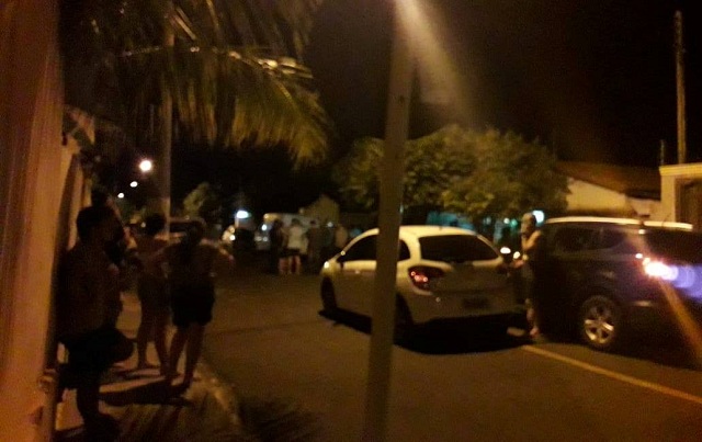 Rua onde Fernando foi morto ficou tomada por populares chocados com o crime - JPNEWS