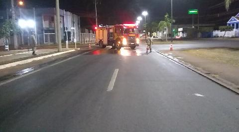 Caminhão derrama liquido fedorento e causa acidentes na avenida Ranulpho Marques Leal e mau cheiro em toda a cidade. - Alfredo Neto/JPNews