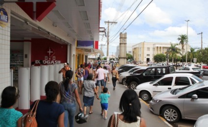 Consumidores caminham por rua do centro comercial de Três Lagoas - Arquivo/JPNEWS