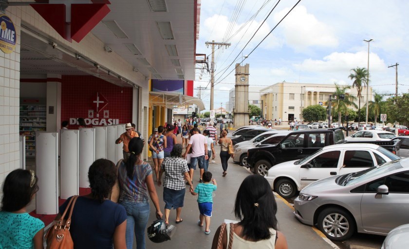 Consumidores caminham por rua do centro comercial de Três Lagoas - Arquivo/JPNEWS