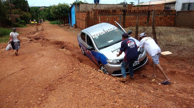 Moradores ajudam equipe que fazia reportagem em bairros e teve carro engolido por buraco - Lucas dos Anjos / JPNEWS