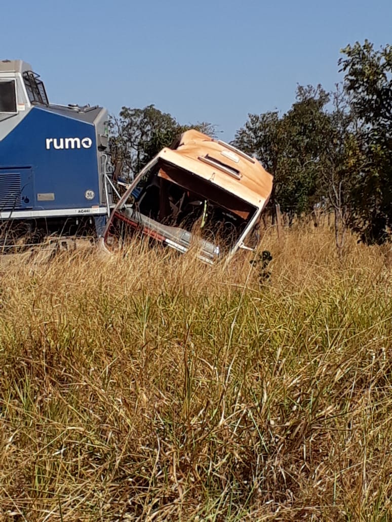 Com o impacto, o ônibus ficou bastante danificado - Redes Sociais