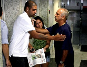 Adriano encontra com Junior em clínica -