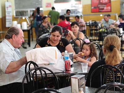Almoço movimentado em restaurante da área central da cidade -