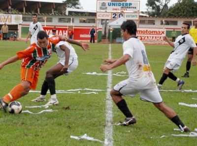 Lateral-direito Giordan (dir.) jogou contra o Naviraiense em 2009 -
