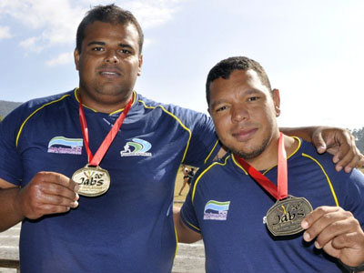 Gustavo Mendonça (esq.) com Raoni Marques e uma de suas medalhas -