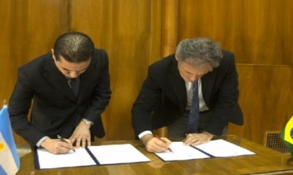 Os ministros Francisco Cabrera (à esquerda) e Marcos Pereira assinam acordo em Buenos Aires - RFI/Márcio Resende