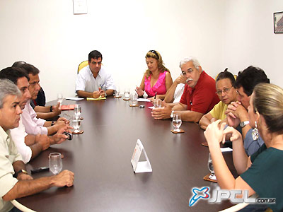 Reunião dos vereadores com a presidente da ONG, que explicou os projetos desenvolvidos pela entidade -