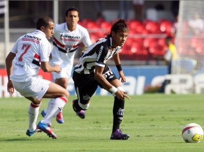 Lucas e Neymar se enfrentaram no clássico deste domingo -