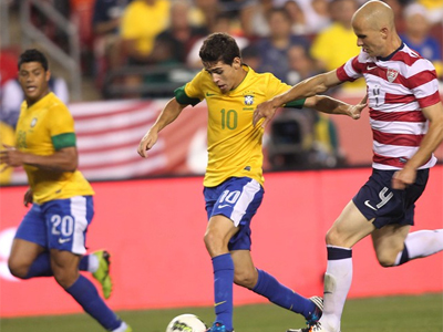 Oscar em ação pela seleção brasileira no jogo contra os Estados Unidos -