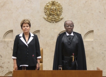 Ministro Joaquim Barbosa toma posse no Supremo, ao lado da presidente Dilma Rousseff -