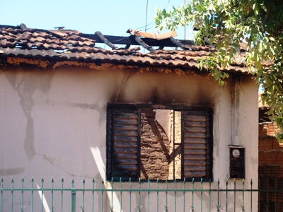 A casa e os móveis foram parcialmente destruídos pelo fogo -