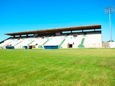 O gramado ainda necessita de cuidados antes da estreia do Misto. -