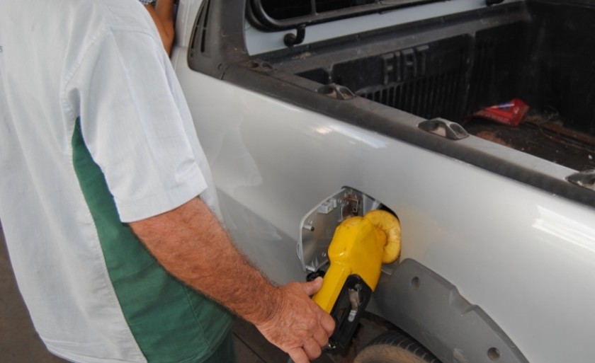 Governo quer garantir que os donos de postos vão repassar à população o desconto de R$ 0,46 no preço do óleo diesel - Agência Brasil