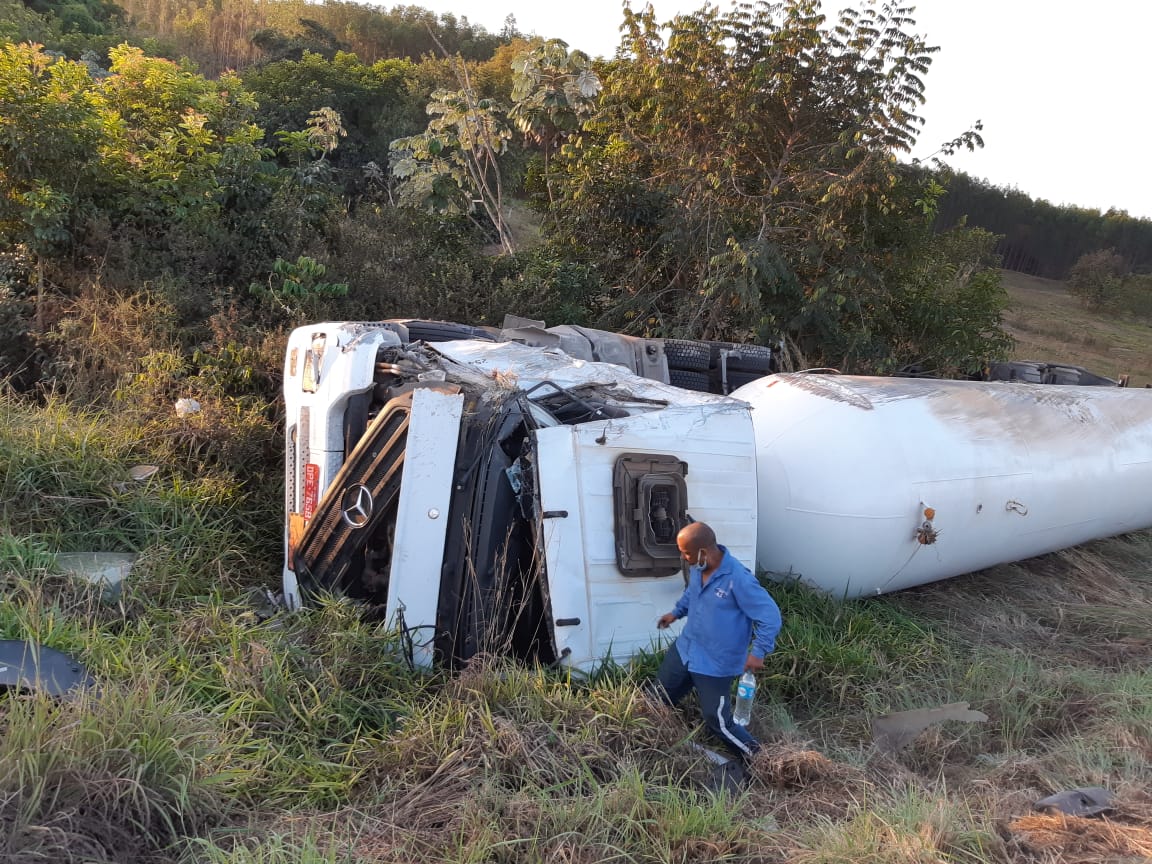 Carreta que transportava carga altamente inflamável tomba na BR 262 - Divulgação/Corpo de Bombeiros