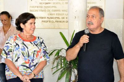 Prefeita, ao lado do secretário de Educação, Mário Grespan -