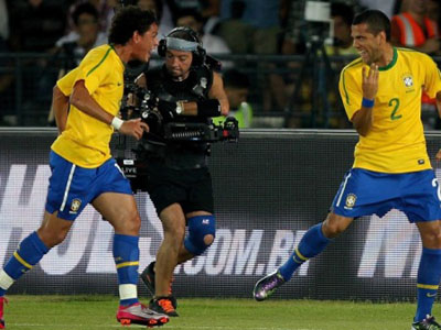 Daniel Alves (dir.) vibra com Carlos Eduardo (esq.) após marcar golaço de falta - Daniel Alves (dir.) vibra com Carlos Eduardo (esq.) após marcar golaço de falta -