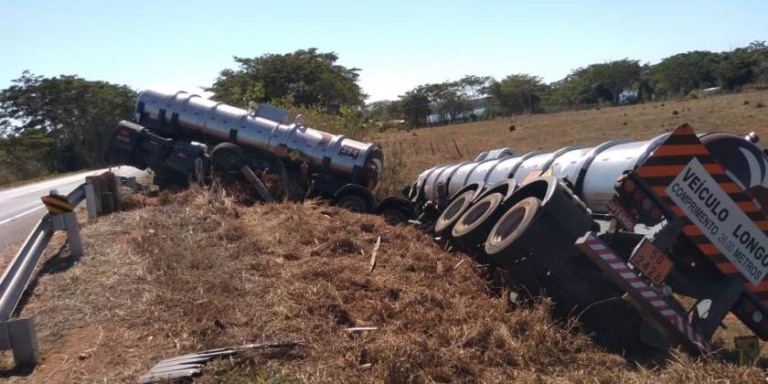 Guindastes foram usados para retirada da carreta, no acostamento - Imagens cedidas