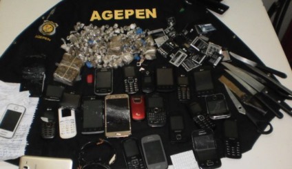 Celulares, maconha, entre outros objetos foram e4ncontrados no presídio  - Divulgação
