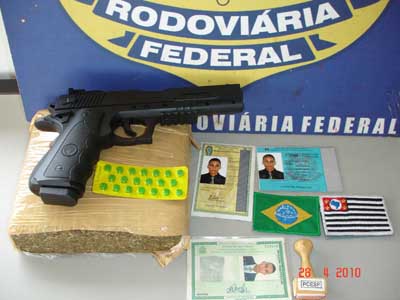 A droga e os documentos falsos bem como o acusado foram detidos em flagrante e encaminhado para a polícia Federal de Ponta Porã -