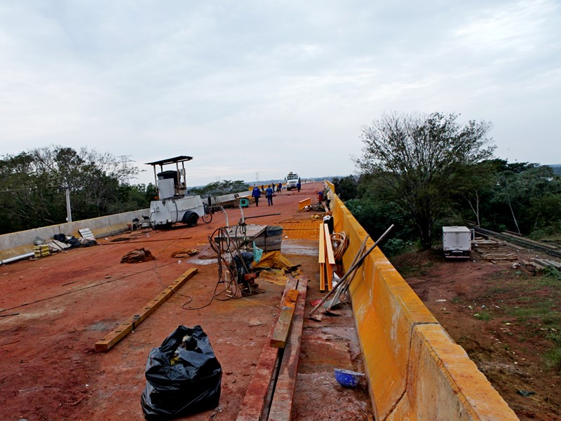 Chuvas atrapalham obras de acesso à ponte rodoviária  - Elias Dias