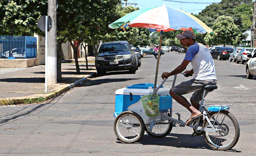 Vendedor de pícolés tenta se esconder do sol forte pelas ruas de Três Lagoas. - Hugo Leal/JPNEWS