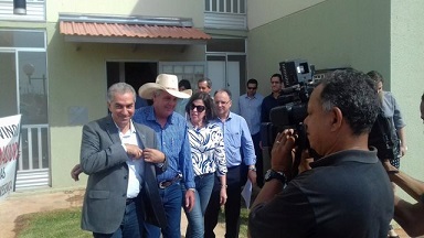 Reinaldo Azambuja participou no mês passado da entrega de casas populares em Três Lagoas  - Arquivo/JP