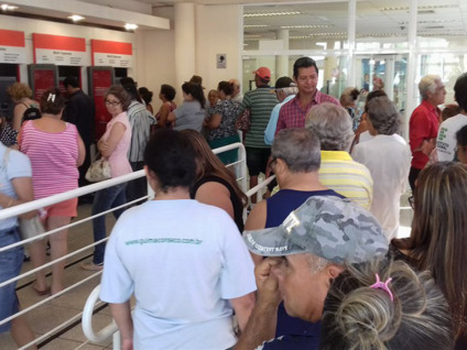 Clientes de bancos esperam horas por atendimento em caixas e em terminais eletrônicos - Ana Cristina Santos/JP