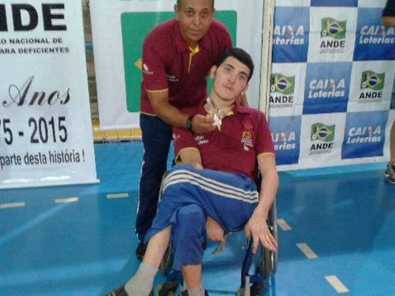 André Luis Barroso, aluno da APAE, é o atual campeão nacional de bocha paralímpica - Divulgação