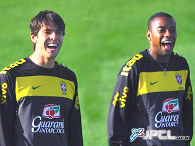 Kaká (esq.) treinou e viajou com a Seleção - Kaká (esq.) treinou e viajou com a Seleção -