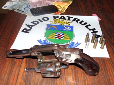 A arma, a munição e os objetos apreendidos -
