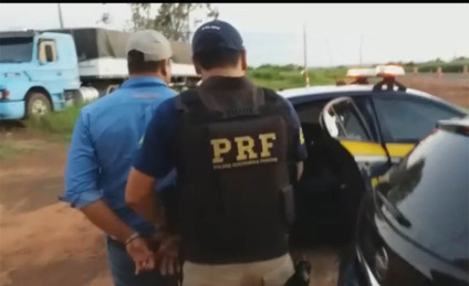 Momento em que motorista é detido por transportar o entorpecente - Divulgação