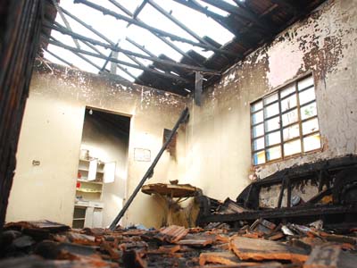 Uma testemunha contou que a fiação elétrica era muito antiga e pode ter causado o incêndio -