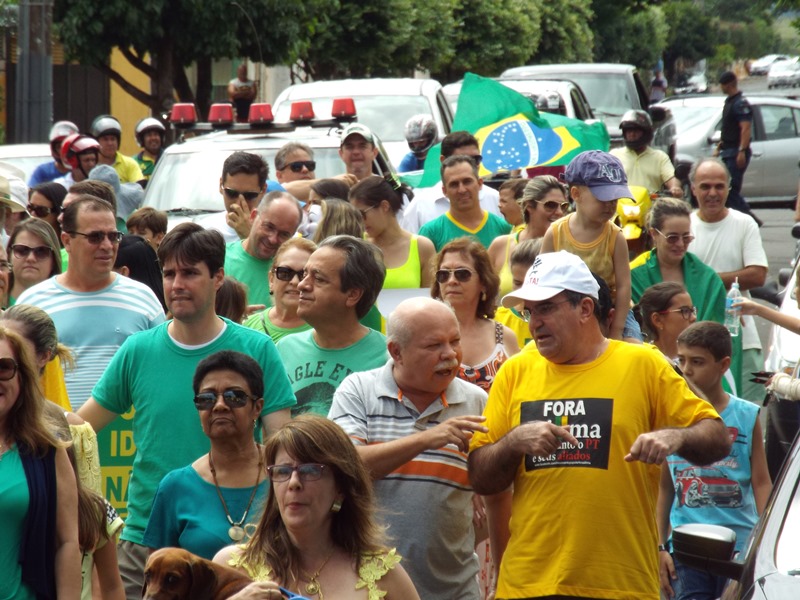 Manifestantes saíram às ruas em Paranaíba - Roberto Chamorro/JP