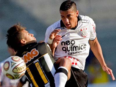 Neymar (esq.) e Ralf duelam mais uma vez, amanhã, na Vila Belmiro -