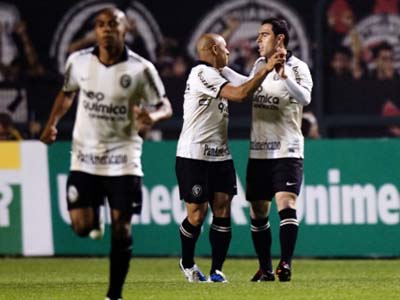 O Timão comemorou o empate, após estar perdendo - O Timão comemorou o empate, após estar perdendo -