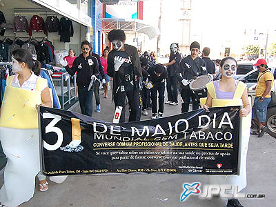 Quem circulou pelo comércio recebeu orientações sobre os malefícios causados pelo fumo -