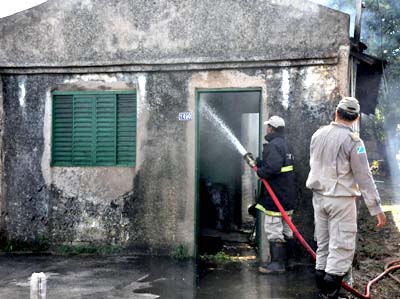 Bombeiros conseguiram controlar o fogo no local -