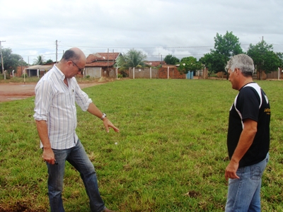 Sávio conversa com Ademilson Pereira, o ?Flor?, no campo do bairro São João -