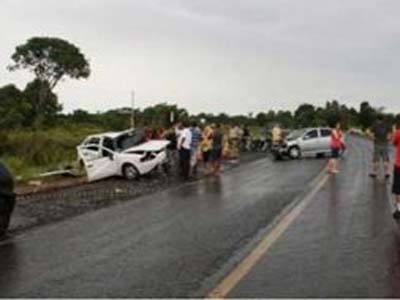Os veículos ficaram bastante destruídos após o choque -