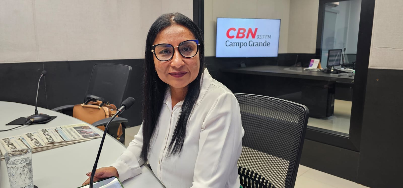 Gieze Marino Chamani nos estúdios da rádio CBN CG