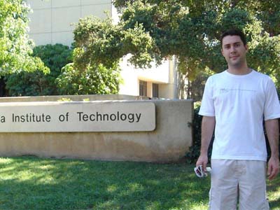 Guilherme de Freitas mora com a mulher e o filho a dois blocos da universidade -