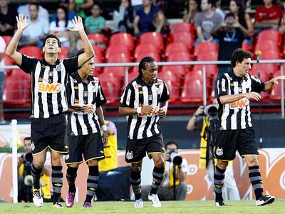 Os gols do Santos só saíram após uma modificação inusitada do técnico Muricy Ramalho - Os gols do Santos só saíram após uma modificação inusitada do técnico Muricy Ramalho -