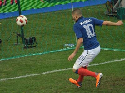 Benzema abre o placar para a França contra o Brasil. Os franceses venceram a partida por 1 a 0 - Benzema abre o placar para a França contra o Brasil. Os franceses venceram a partida por 1 a 0 -