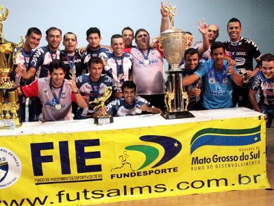 Três-lagoenses comemoram com a taça e as medalhas na casa do Colégio ABC - Três-lagoenses comemoram com a taça e as medalhas na casa do Colégio ABC -